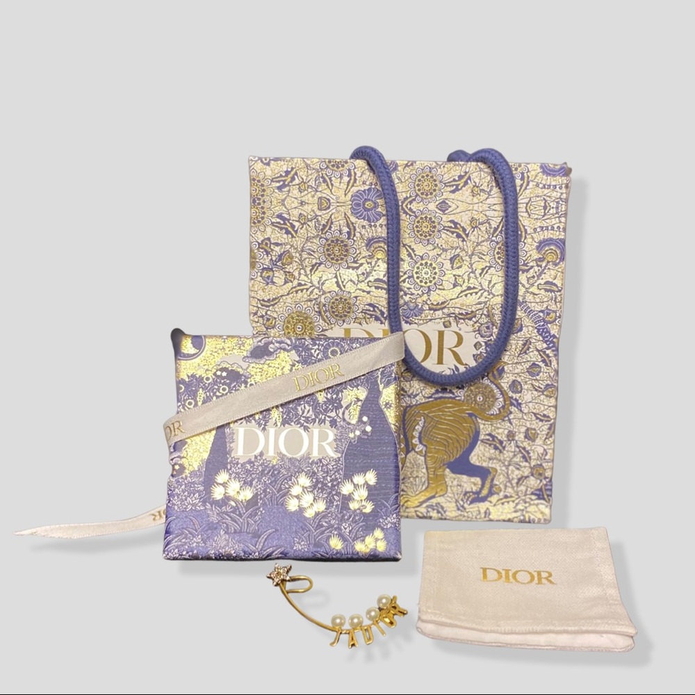 CHRISTIAN DIOR
Pearl Crystal J'Adior Earring Gold